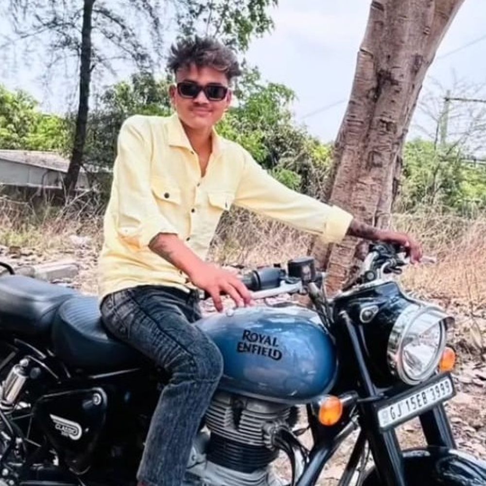 વલસાડમાં યુવકે ગળેફાંસો ખાઈ આત્મહત્યા કરી:રાખોડીયા તળાવ વિસ્તારમાં ઘટના, પોલીસ તપાસ શરૂ