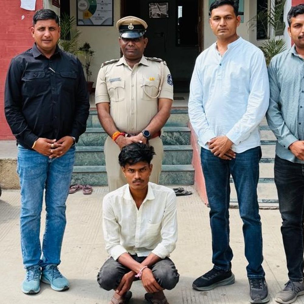 લક્ઝુરિયસ કારમાં દારૂની હેરાફેરી:હિંમતનગર-અમદાવાદ નેશનલ હાઈવે પરથી દારૂના જથ્થા સાથે બૂટલેગરની ધરપકડ, રૂ.1.30 લાખનો મુદ્દામાલ જપ્ત
