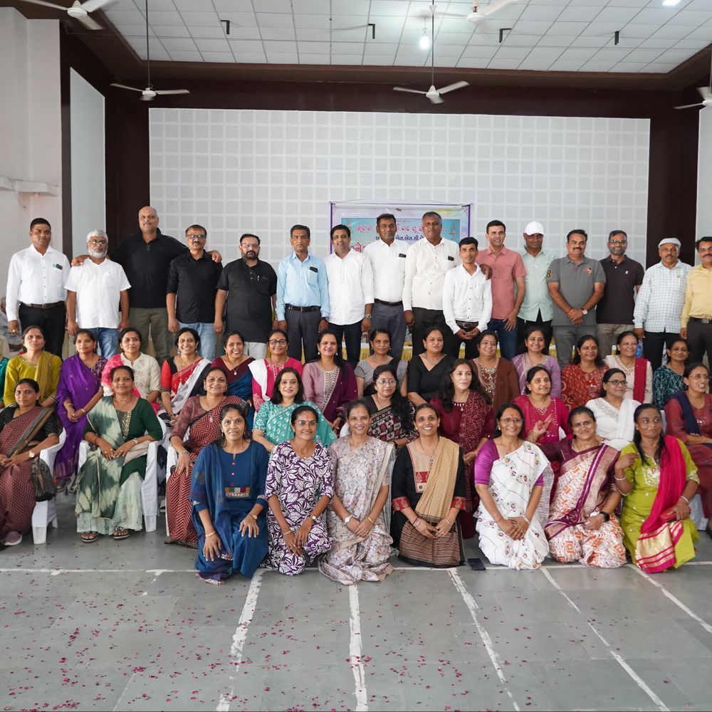 બાલીસણા હાઈસ્કૂલમાં ભૂતપૂર્વ વિદ્યાર્થીઓનું સ્નેહમિલન અને ગુરુવંદના:125થી વધુ વિદ્યાર્થીઓએ શાળાના સ્મરણો વાગોળી ગુરુજનોનું સન્માન કર્યું