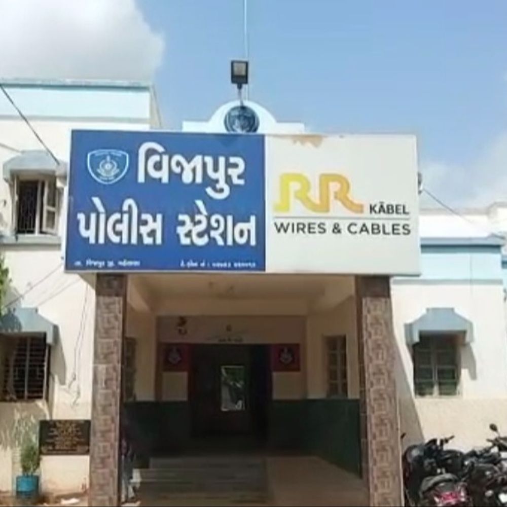 વિજાપુરમાં જુગાર રમતા 7 આરોપી ઝડપાયા:ફાઉન્ટેન હોટેલમાં ચાલતા જુગાર પર પોલીસનો દરોડો, રૂ.2.90 લાખનો મુદ્દામાલ કબ્જે
