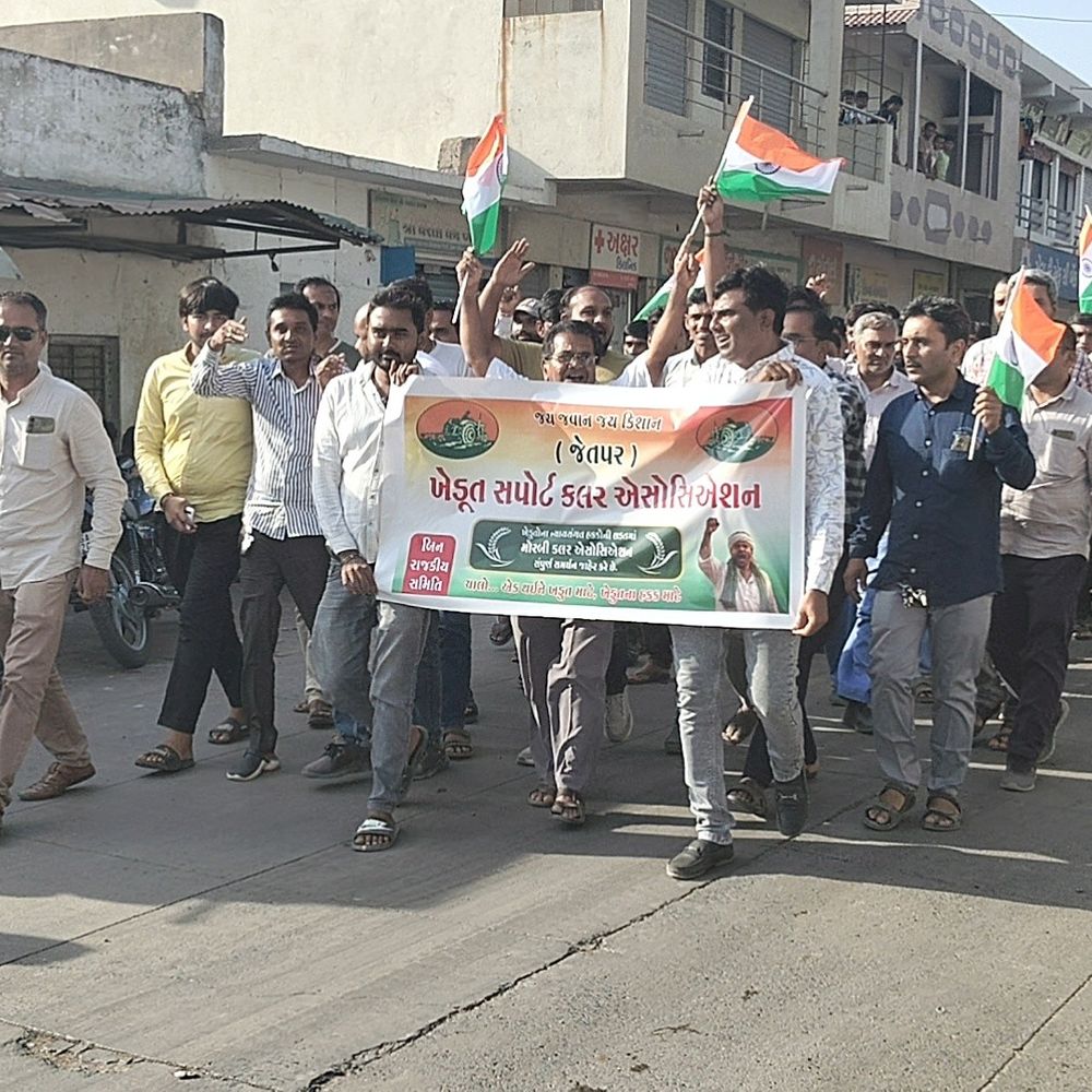 મોરબી કલર એસોસિએશનના ડીલરો જેતપર ખેડૂત આંદોલનના સમર્થનમાં:કાર રેલી યોજી, સરદાર પટેલ પ્રતિમાને પુષ્પાંજલિ આપી ટેકો જાહેર કર્યો