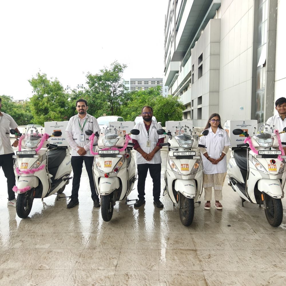 વલસાડમાં 4 મોબાઈલ હેલ્થ યુનિટને લીલીઝંડી:ધરમપુર, કપરાડા, પારડી, વાપીના ડુંગરાળ વિસ્તારોમાં ઘરઆંગણે સેવા મળશે