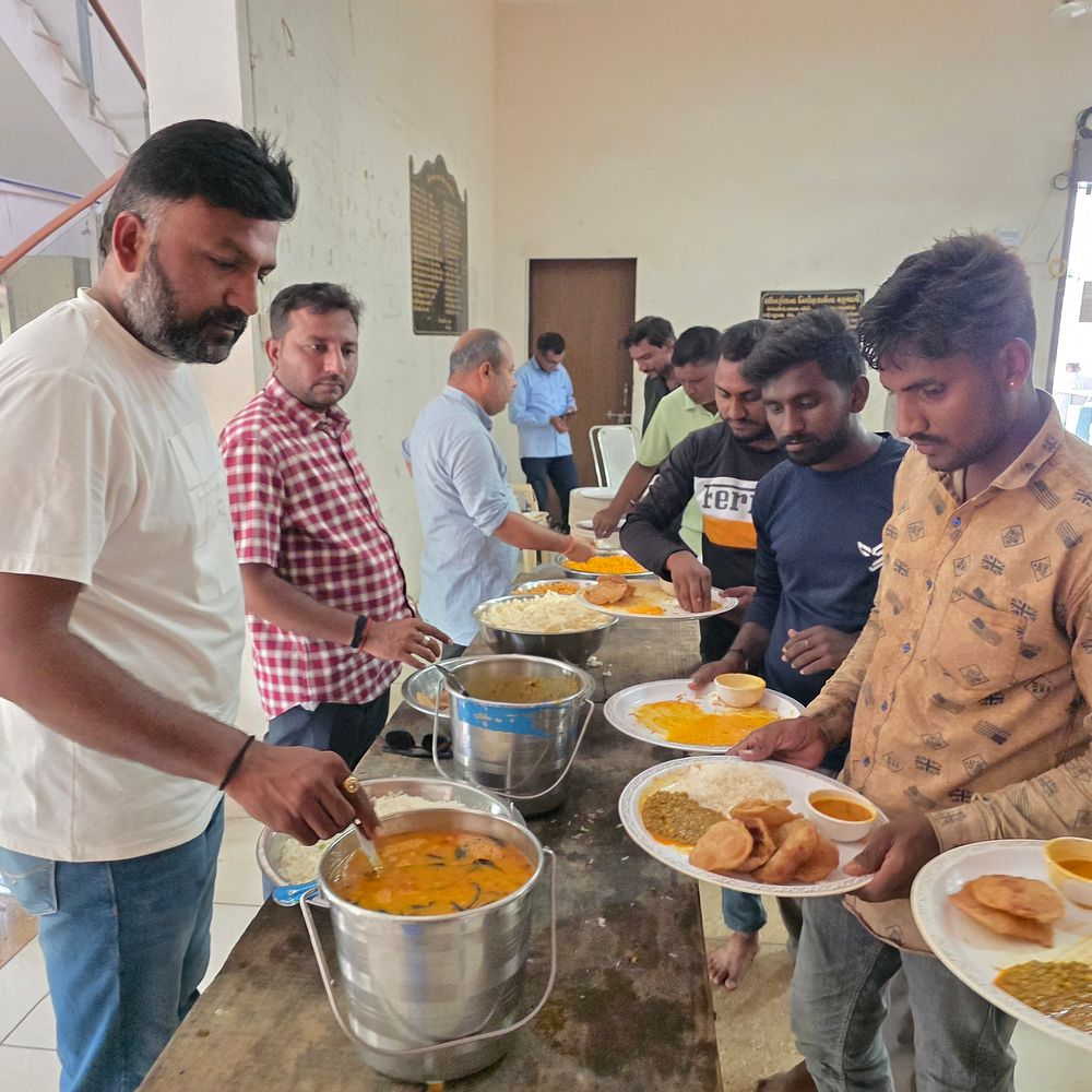 હિંમતનગરમાં ખેડૂતે નગરપાલિકાના કર્મચારીઓને ભોજન કરાવ્યું:26 વર્ષથી સેવા કરતા કે.કે.પટેલે પ્રેરણાદાયી પહેલ કરી