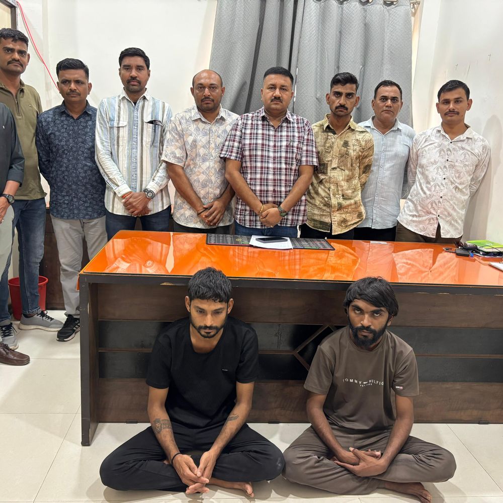 સુરેન્દ્રનગર સ્ટાફ મર્ડર કેસમાં બે ફરાર આરોપી ઝડપાયા:મહેસાણાના ડેડીયાસણથી પોલીસે દબોચી લીધા, કાયદેસરની કાર્યવાહી શરૂ