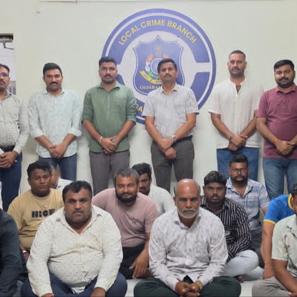 જુગાર રમતા 11 શખ્સો રંગેહાથ ઝડપાયા:કલોલના ખોરજ-ડાભી ગામમાં મકાન પર એલસીબી ત્રાટકી, 99 હજારનો મુદ્દામાલ જપ્ત