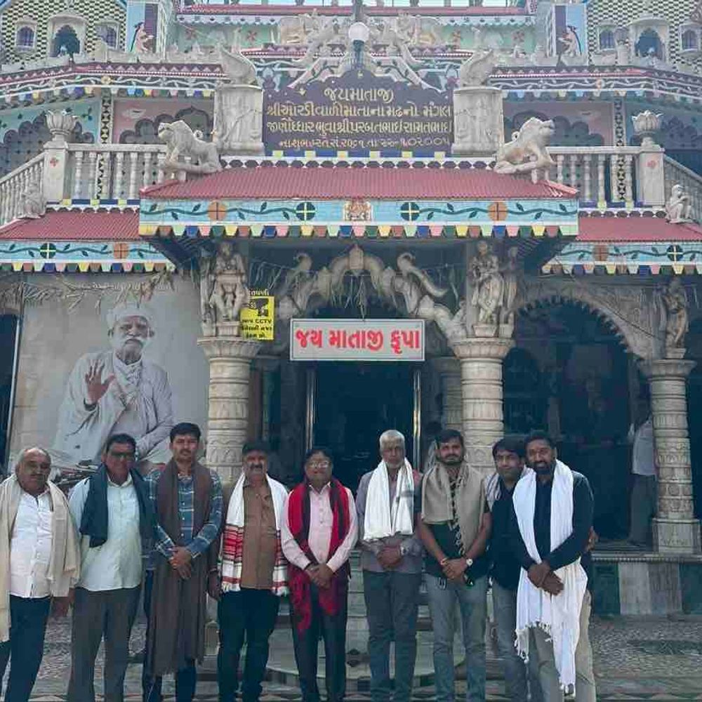 ભાજપ આગેવાનોએ સતાપર મોમાઈ મંદિરે દર્શન કર્યા:જામનગર જિલ્લા અધ્યક્ષ ડો. વિનોદ ભંડેરી સહિતના આગેવાનોએ આશીર્વાદ લીધા