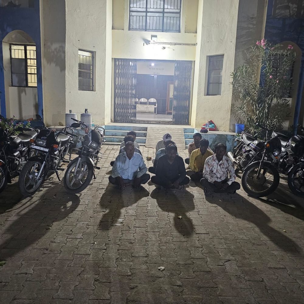 આદરીયાણા ગામે જુગારધામ ઝડપાયું:LCBએ દરોડો પાડી 9 જુગારીઓને રંગેહાથ ₹2.20 લાખના મુદ્દામાલ સાથે ઝડપ્યા, 6 શખસોની શોધખોળ શરૂ