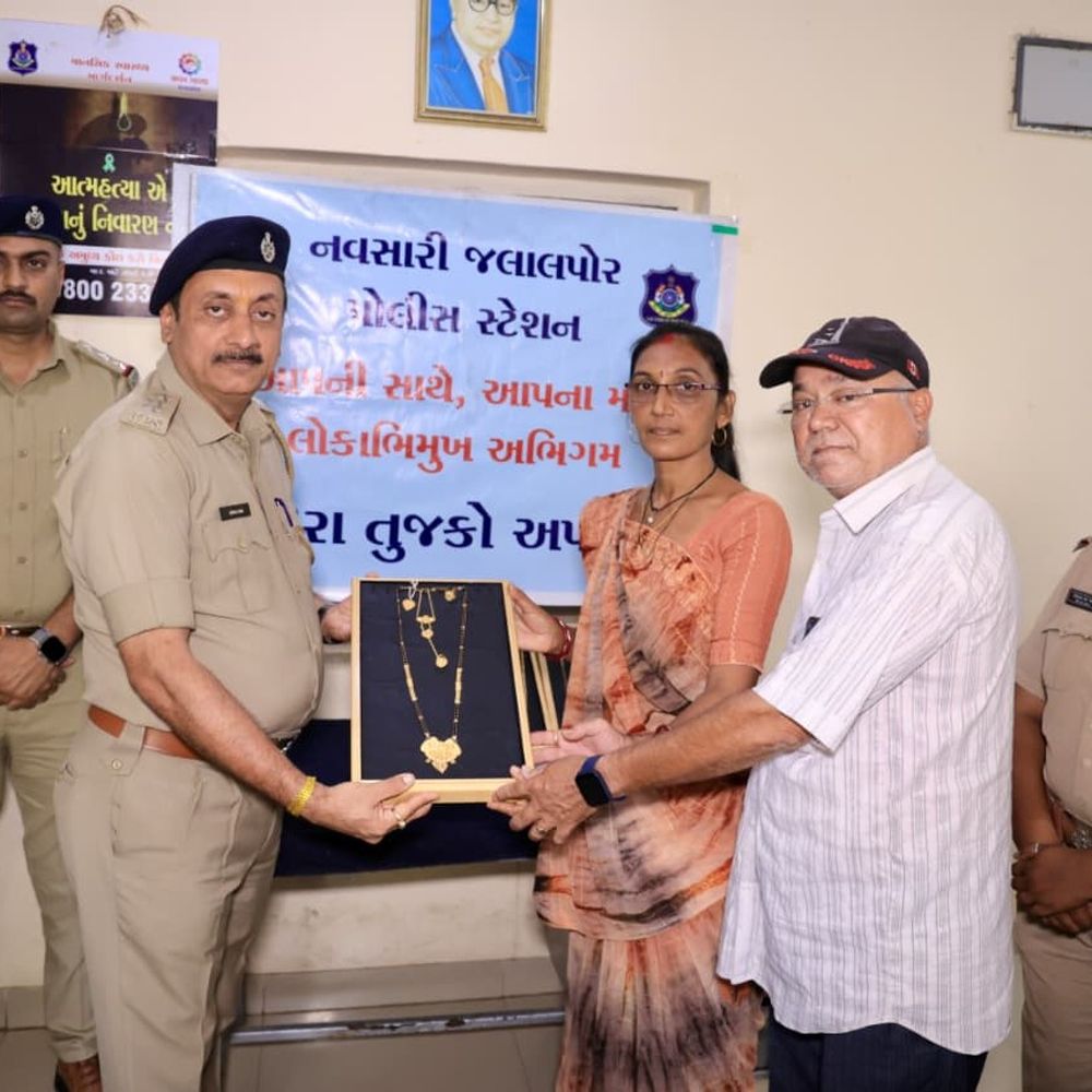 નવસારી પોલીસે રૂ. 20.69 લાખનો મુદ્દામાલ પરત કર્યો:ચોરી થયેલા સોનાના દાગીના, રોકડ અને 3 મોબાઈલ મૂળ માલિકોને સુપ્રત