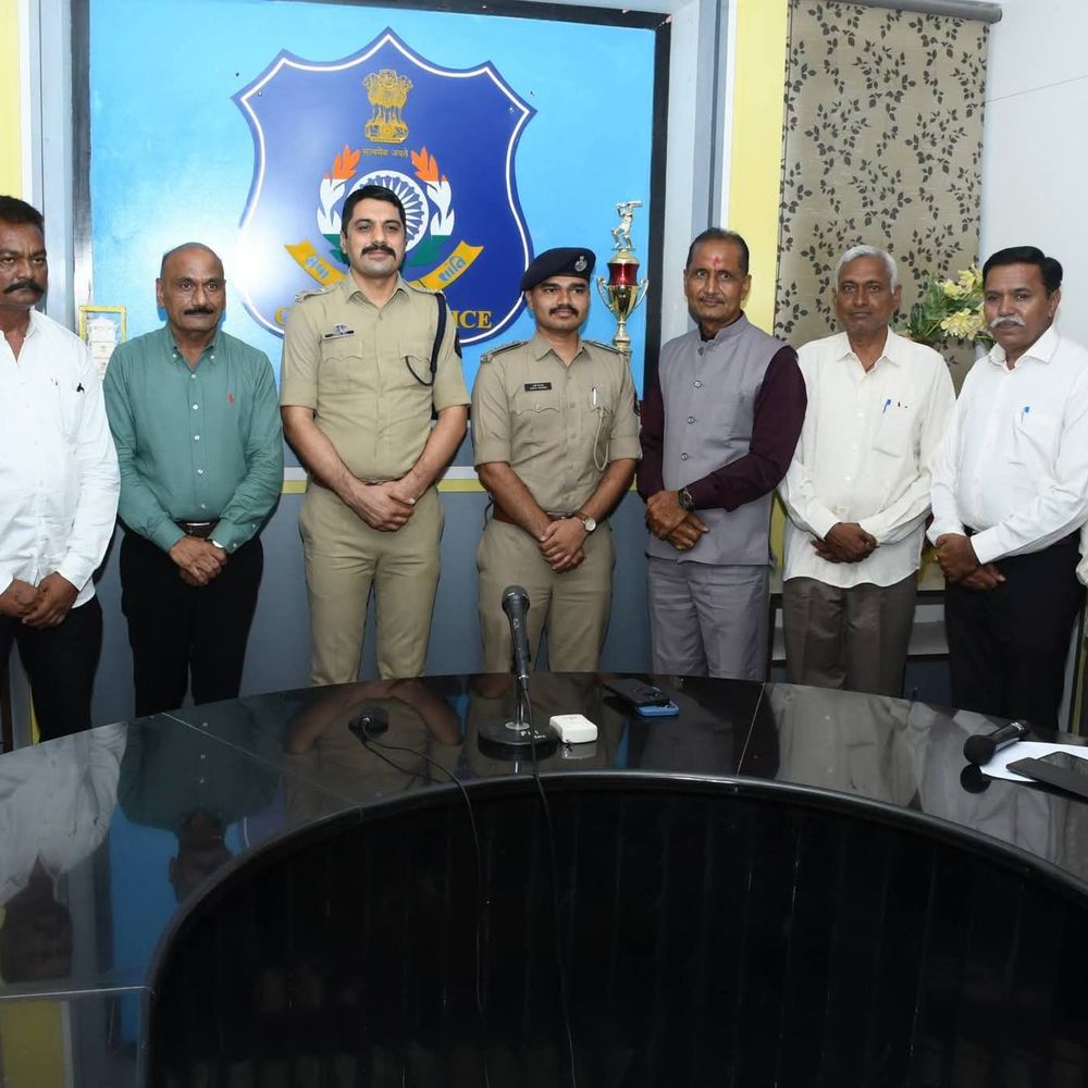 સુરેન્દ્રનગર પોલીસના નિવૃત્ત અધિકારીઓ-કર્મચારીઓનું સન્માન:: SP કચેરીમાં વિદાય સમારંભ, સેવાઓને બિરદાવવામાં આવી