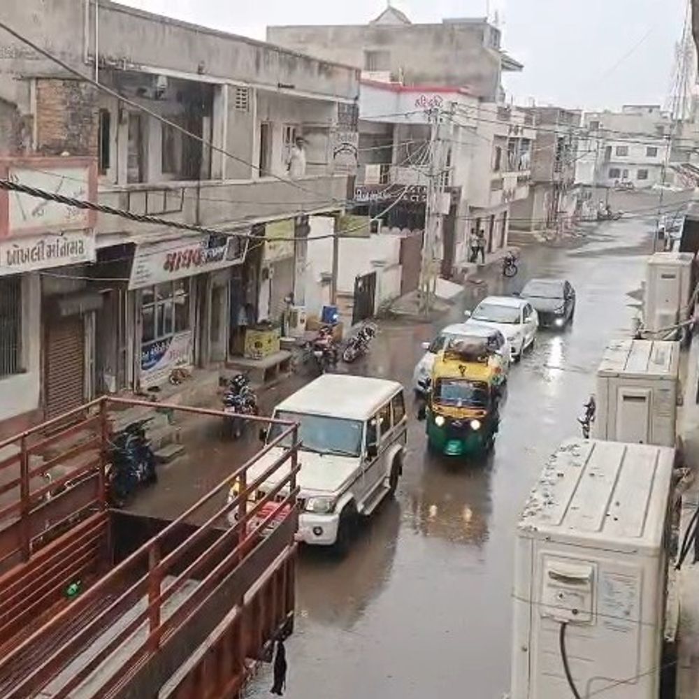 બોટાદ અને ગઢડામાં ધોધમાર વરસાદ:લાંબા વિરામ બાદ મેઘરાજાની પધરામણી