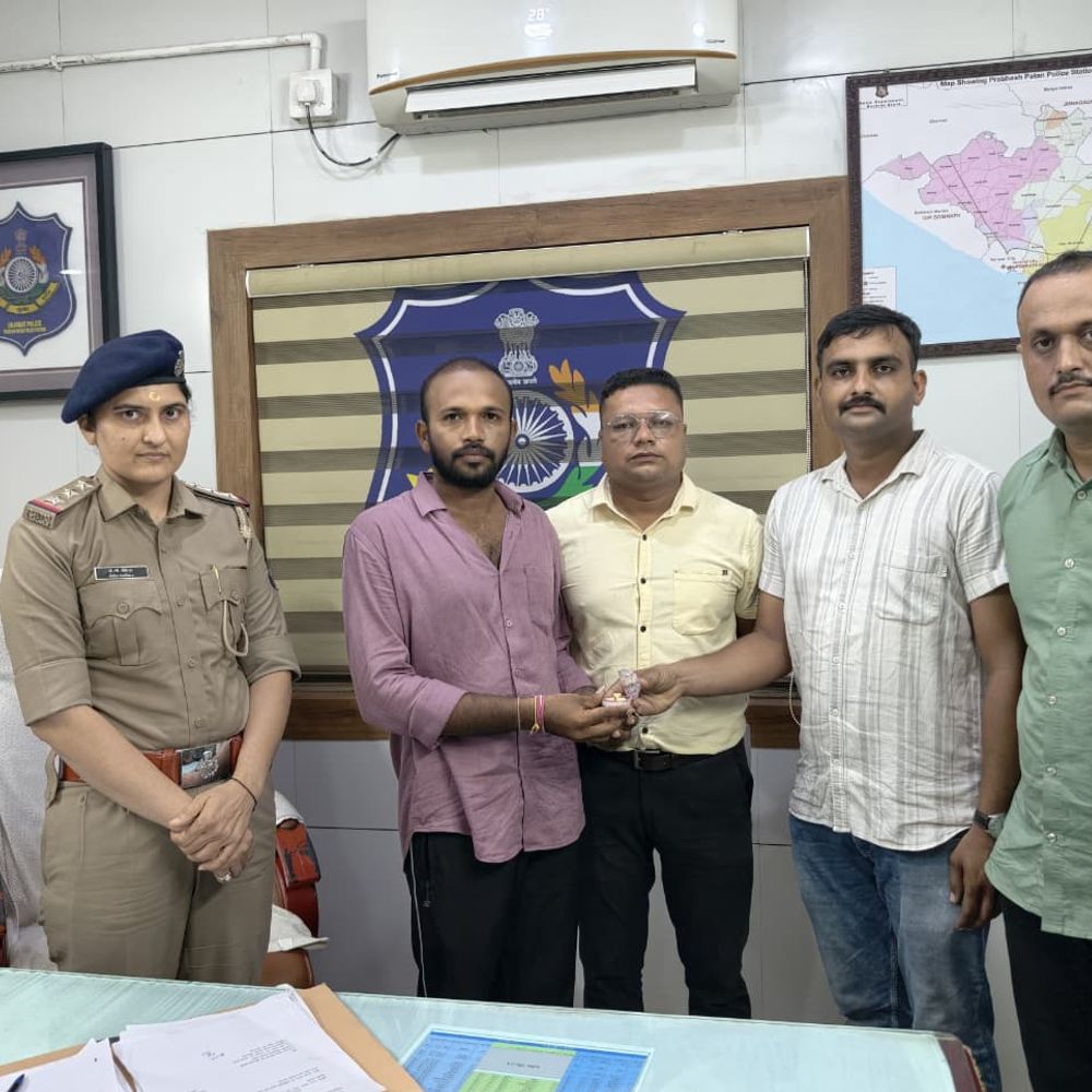 આધ્રપ્રદેશથી દર્શનાર્થી પોતાનું બેગ ગેઈટ પાસે રાખી વસ્તુઓ નિહાળતા’તા‎:પ્ર. પાટણ પોલીસે સોમનાથ આવેલ યાત્રિકનું એક લાખની વીટી સાથેનું બેગ પરત અપાવ્યું