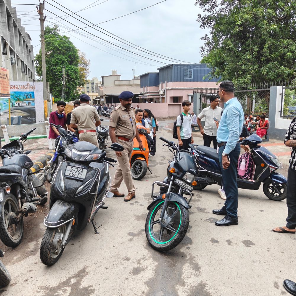 ગીર સોમનાથમાં પોલીસની વિશેષ ટ્રાફિક ડ્રાઇવ:સગીર વાહનચાલકો સામે કાર્યવાહી, વાલીઓને જવાબદારી અંગે ચેતવણી અપાઈ