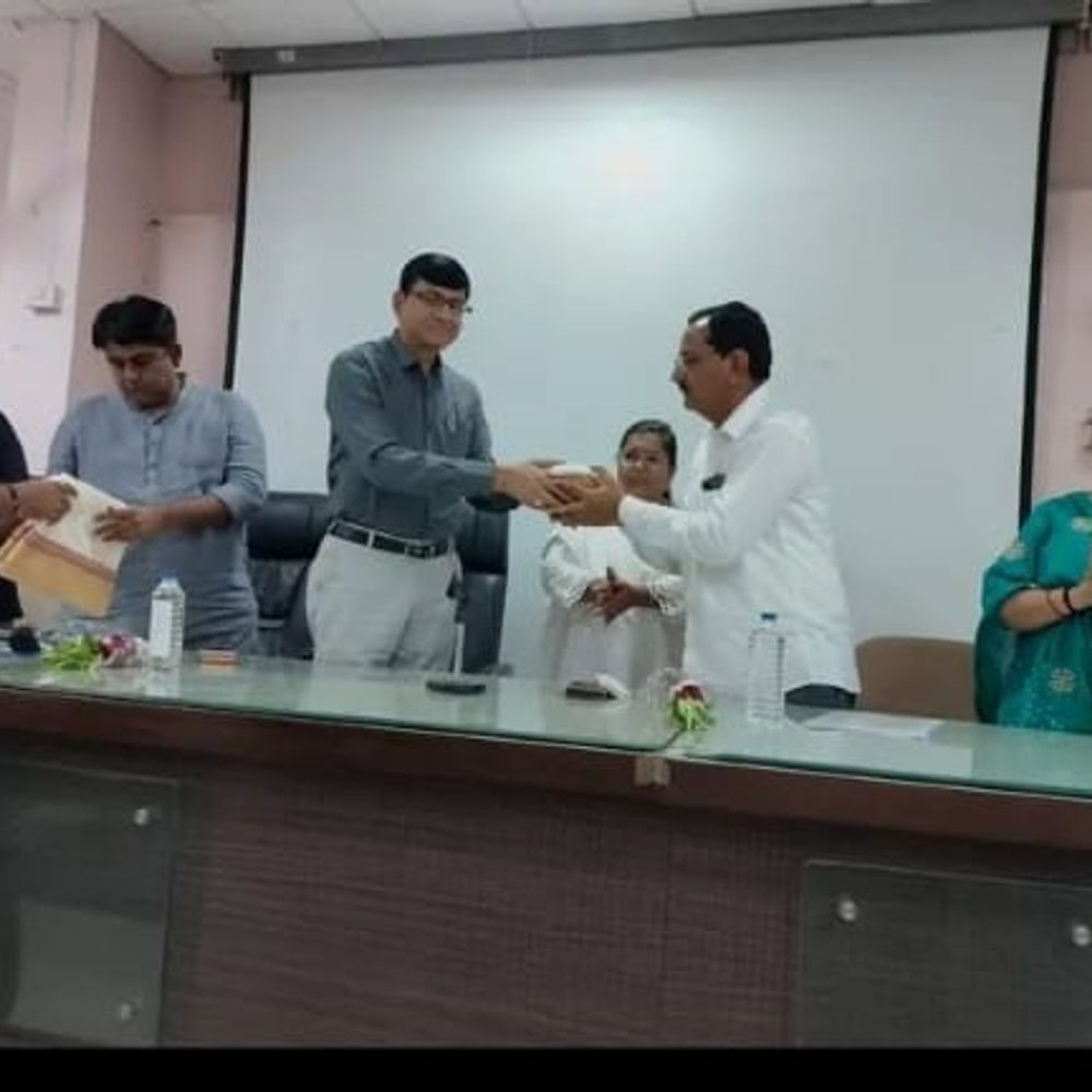 બાળ વિકાસ વિભાગના પ્રકાશ પંચાલ વયનિવૃત્ત:સહકર્મીઓએ અને ગ્રામજનોએ સન્માનજનક વિદાય આપી
