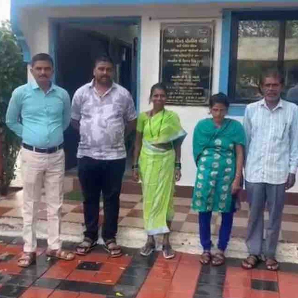 લાઠી પોલીસે 9 મહિનાથી ગુમ મહિલાને પરિવાર સાથે મિલાવી:મહારાષ્ટ્રની માનસિક અસ્વસ્થ મહિલાનું અમરેલીમાં સુખદ મિલન