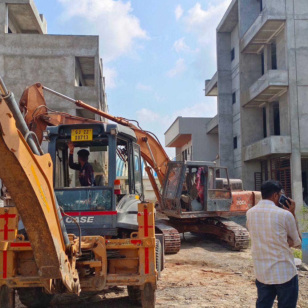 ગરુડેશ્વરમાં 7 અધિકારીઓના બંગલા તોડવાની કામગીરી પૂર્ણ:હાઈકોર્ટમાંથી સ્ટે પરત ખેંચાતા વધુ બે બંગલા જમીનદોસ્ત કરાયા