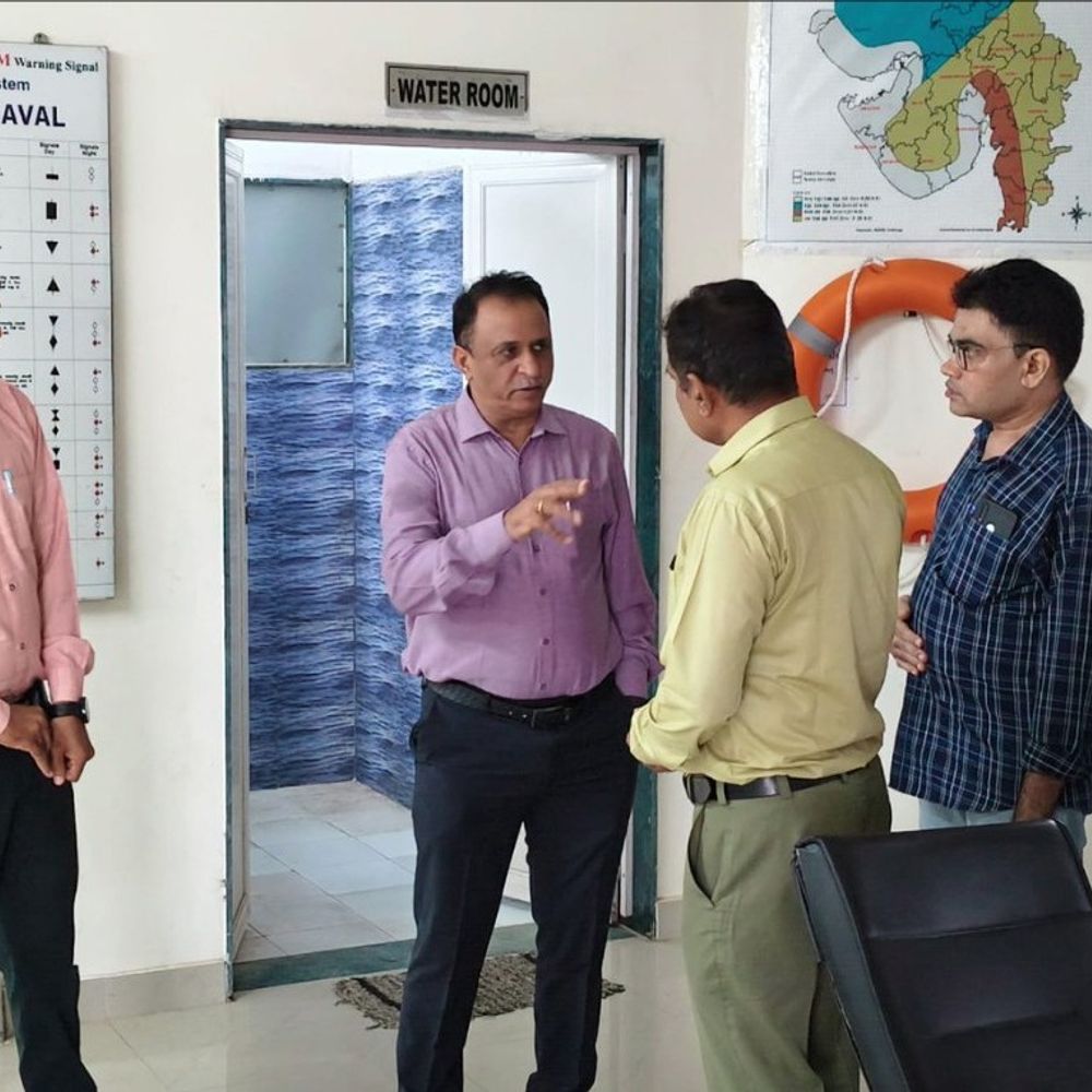 ભારે વરસાદની આગાહીના પગલે ગીર સોમનાથ તંત્ર એલર્ટ:કલેક્ટરે DEOCની મુલાકાત લઈ તૈયારીઓની સમીક્ષા કરી