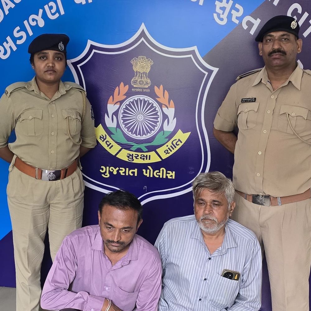 અસલીના નામે નકલી સોનાનો ખેલ:નકલી દાગીનાનું અસલી સર્ટિફિકેટ બનાવી બેંક પાસેથી 8.99 લાખની લોન લેનાર ભેજાબાજોને અડાજણ પોલીસે ઝડપ્યા