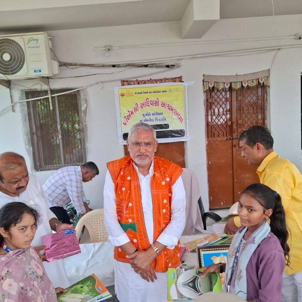 જગદીશ વિશ્વકર્માએ વિદ્યાર્થીઓ સાથે કર્યો ખાસ સંવાદ:લીમખેડાના પ્રવાસ દરમિયાન મોટીબાંડીબાર આશ્રમશાળાના બાળકોને પુસ્તકો ભેટ આપીને પ્રોત્સાહિત કર્યા