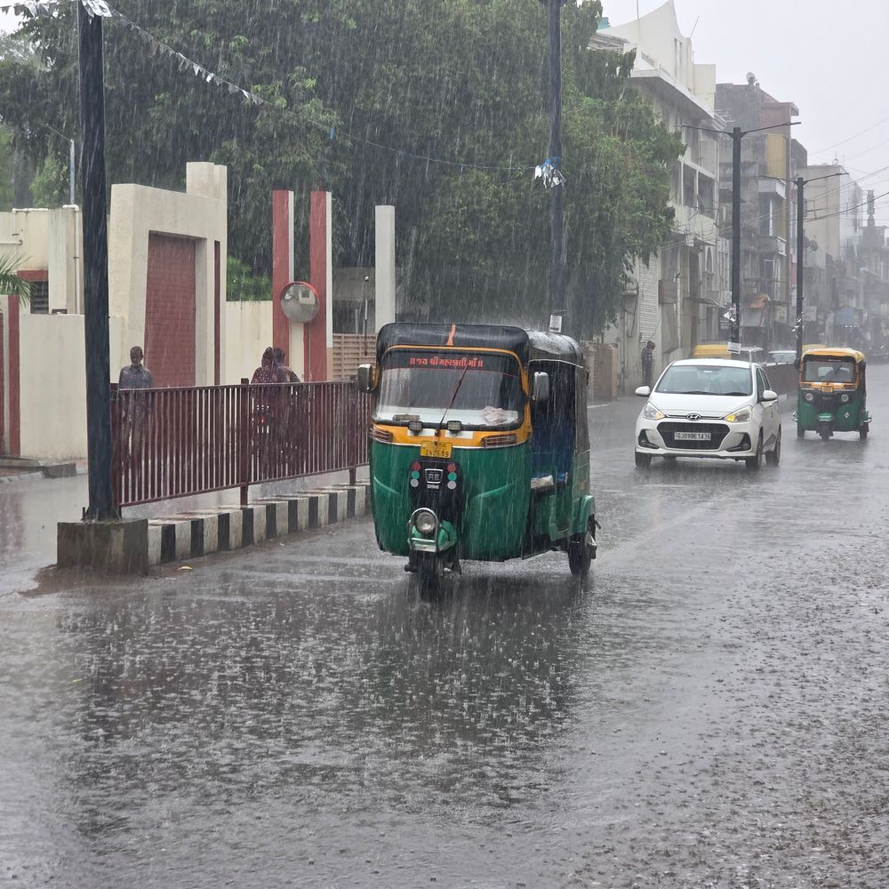 સાબરકાંઠા જિલ્લામાં વરસાદ વરસ્યો:હિંમતનગર, તલોદ, વડાલી સહિતના વિસ્તારોમાં ગાજવીજ સાથે વરસાદ, વાતાવરણમાં ઠંડક પ્રસરી