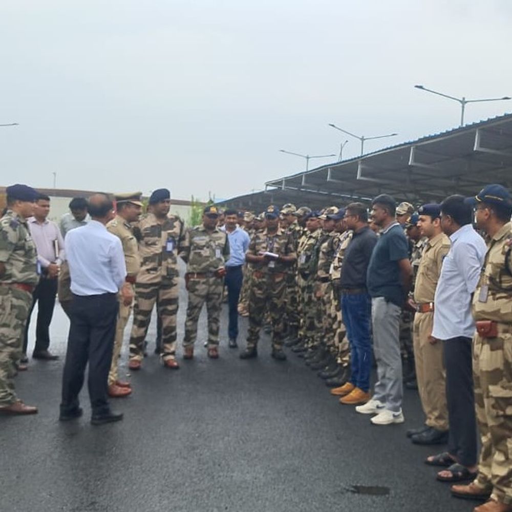 રાજકોટ એરપોર્ટ પર આતંકવાદીઓએ ફ્લાઈટ હાઈજેક કરી:જેલમાં બંધ સાથીઓને નહીં છોડાય તો બ્લાસ્ટની ચિમકી આપી : કમાન્ડોએ પ્લેન ઘેરી લેતા 3 આતંકીઓનું આત્મસમર્પણ, 65 મુસાફરોનો બચાવ