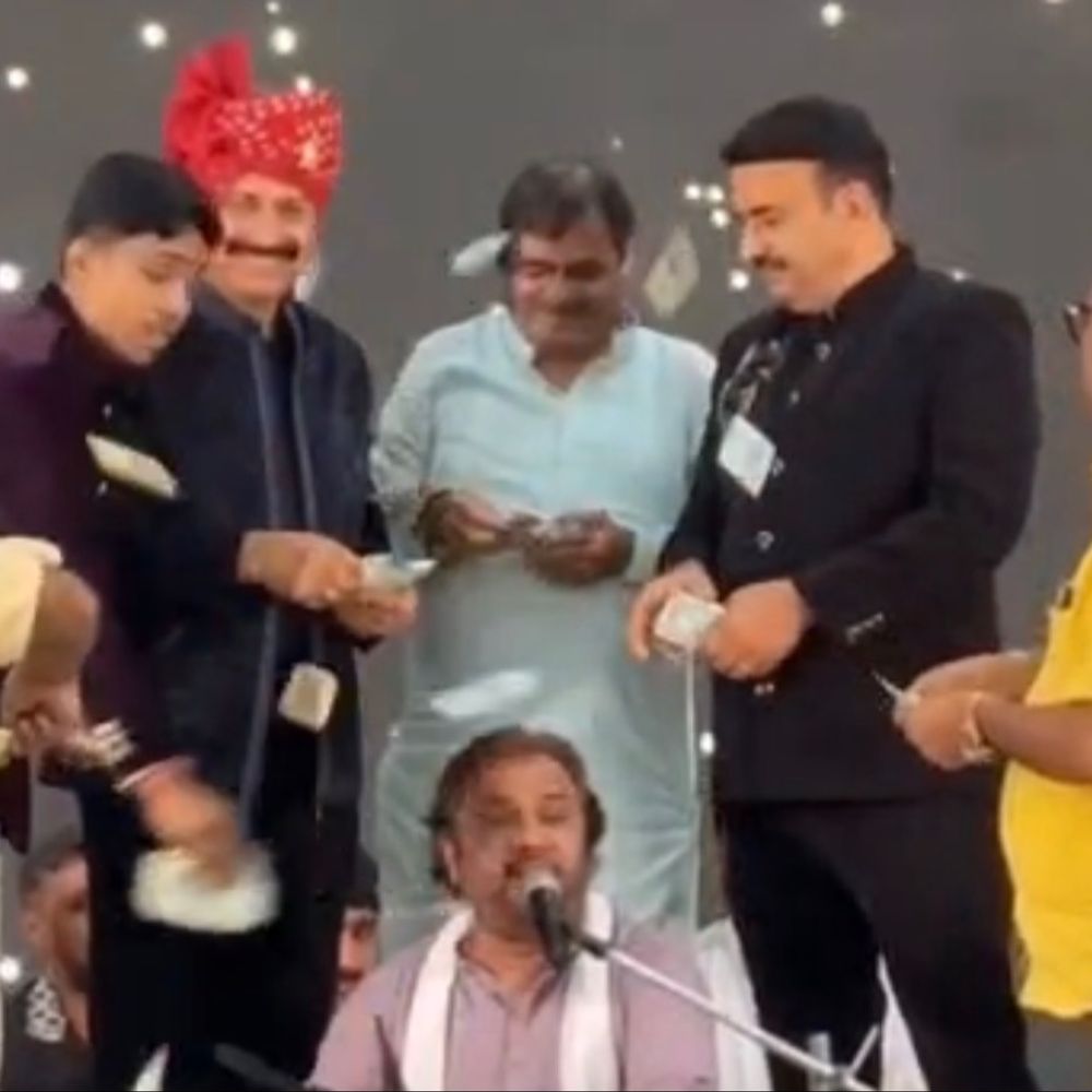 સુરતમાં PIની વિદાયમાં ડાયરો:માયાભાઈ, કીર્તિદાન અને મૈથિલી ઠાકુરની જુગલબંધી જામી, પોલીસ કર્મીઓ અને ચાહકોએ ઉડાવી નોટો