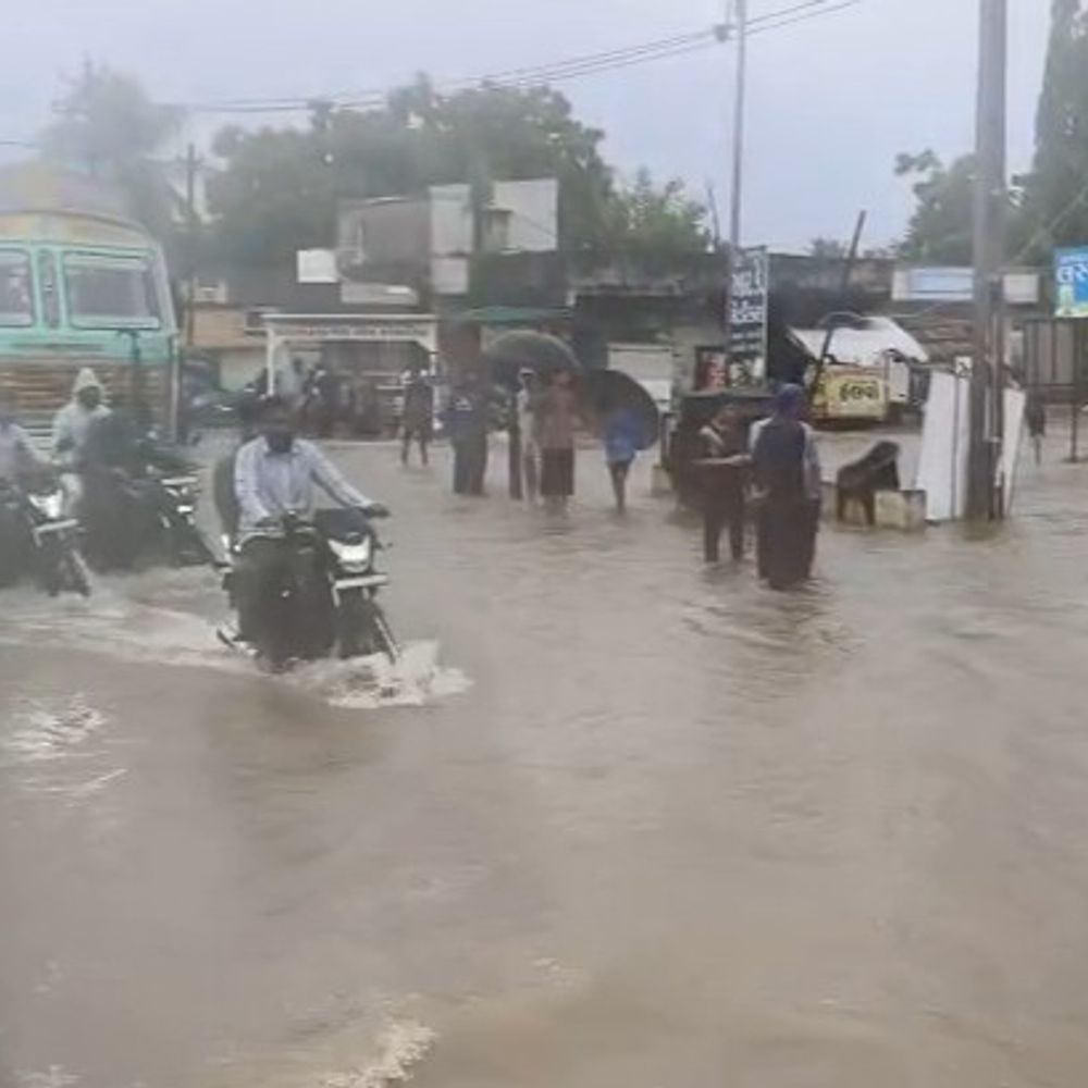 કેશોદ-માંગરોળ પંથકમાં આભ ફાટ્યું, VIDEO:જળબંબાકાર વચ્ચે વહીવટી તંત્ર તેમજ NDRF એલર્ટ, છેલ્લા 12 કલાકમાં 9.8 ઇંચ વરસાદથી સ્ટેટ હાઇ-વે બંધ