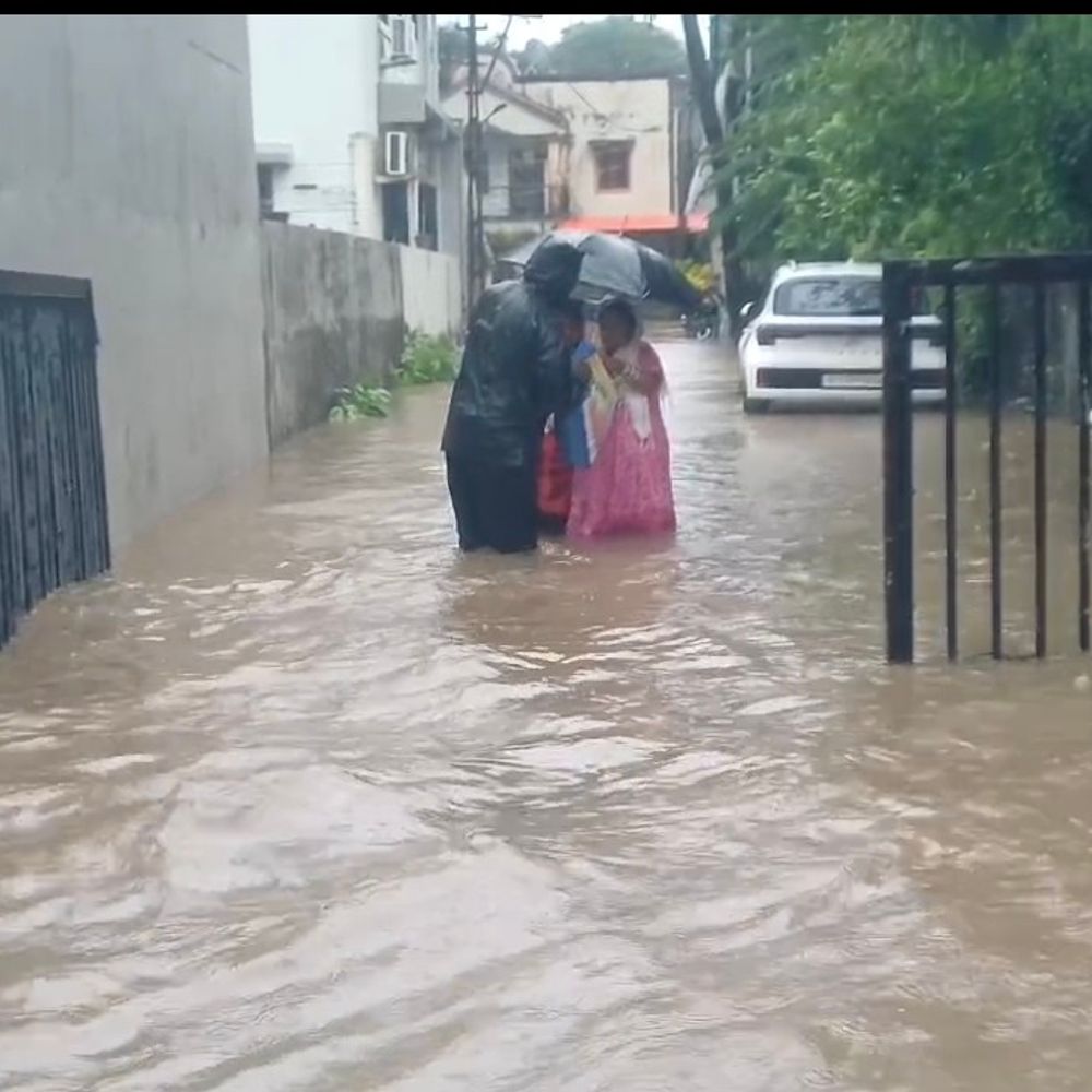 વલસાડમાં ભારે વરસાદના પગલે 15 રસ્તાઓ બંધ:શહેરી-ગ્રામ્ય વિસ્તારોમાં પાણી ભરાયા, મુખ્ય માર્ગો પર ઘૂંટણસમા પાણી