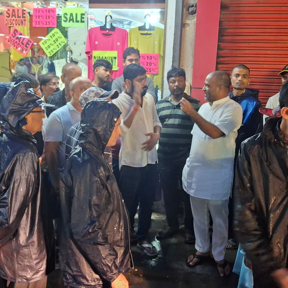 વલસાડની નાની ખત્રીવાડમાં કમર સુધી પાણી ભરાયા:દુકાનોમાં પાણી ઘૂસતા લાખોનું નુકસાન, સ્લેબ હટાવવા રજૂઆત