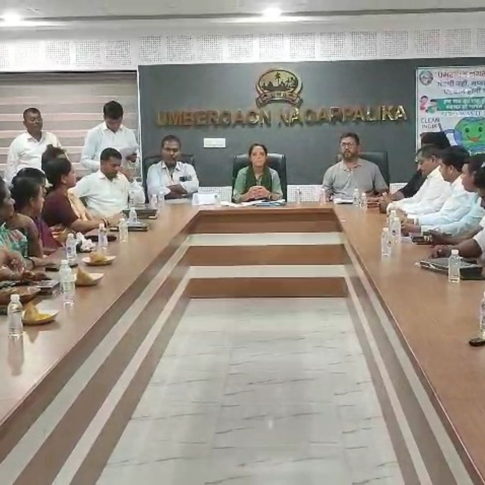 ઉમરગામ પાલિકા સભામાં ભાજપ કોર્પોરેટરે અધ્યક્ષને આદેશ કર્યો:સભા સમાપ્ત કરવાનું કહેતાં પ્રમુખ ઊભા થયા, વિપક્ષે પ્રશ્નો ઉઠાવ્યા