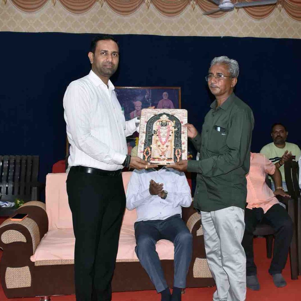 અમરેલી માહિતી કચેરીના બે કર્મચારીઓ નિવૃત્ત થયા:ઊર્જામંત્રી કૌશિક વેકરીયાની હાજરીમાં સન્માન કરાયું