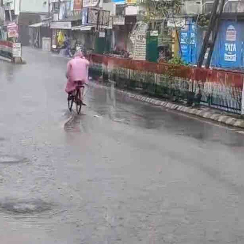 અમરેલીમાં ભારે વરસાદની આગાહી સાથે રેડ એલર્ટ:લાઠી, દામનગર, વડિયામાં રસ્તાઓ પર પાણી ભરાયા; નદીઓ, ચેકડેમ અને નાળા છલકાયા