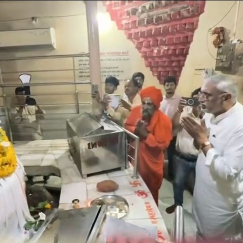 ભાજપ પ્રદેશ અધ્યક્ષ જગદીશ વિશ્વકર્માએ મરડેશ્વર મહાદેવ મંદિરે દર્શન કર્યા:પંચમહાલના શહેરા સ્થિત મંદિરે આગેવાનો સાથે પૂજા અને જનકલ્યાણ માટે પ્રાર્થના કરી