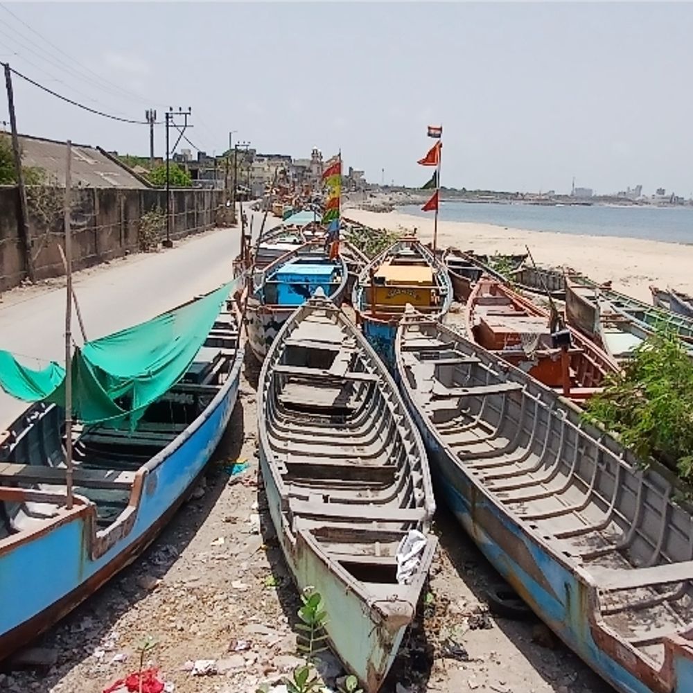 બંદર પર પાર્કિગનો અભાવ:માછીમારો લાખો કરોડોની બોટ રસ્તા પર રાખવા મજબૂર બન્યા
