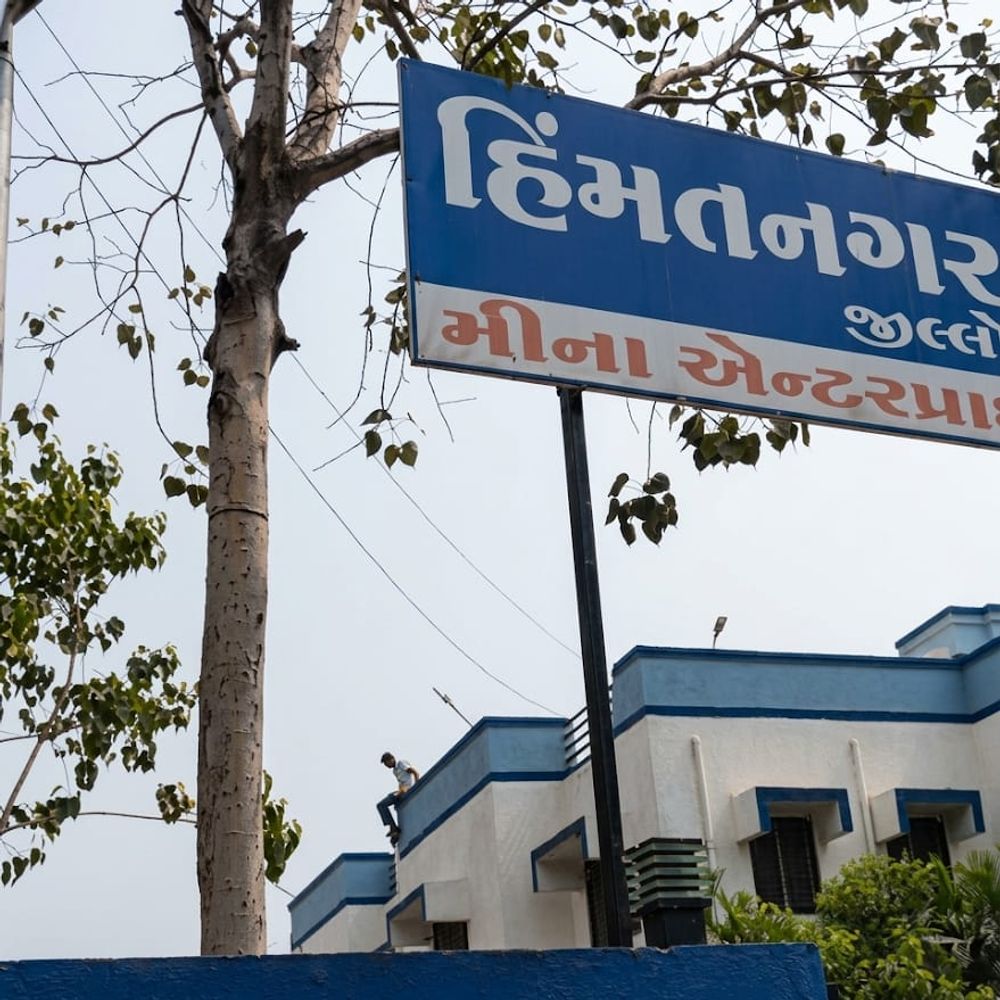 પોલીસ સ્ટેશનના ધાબા પર પતિનો હાઇ વોલ્ટેજ ડ્રામા