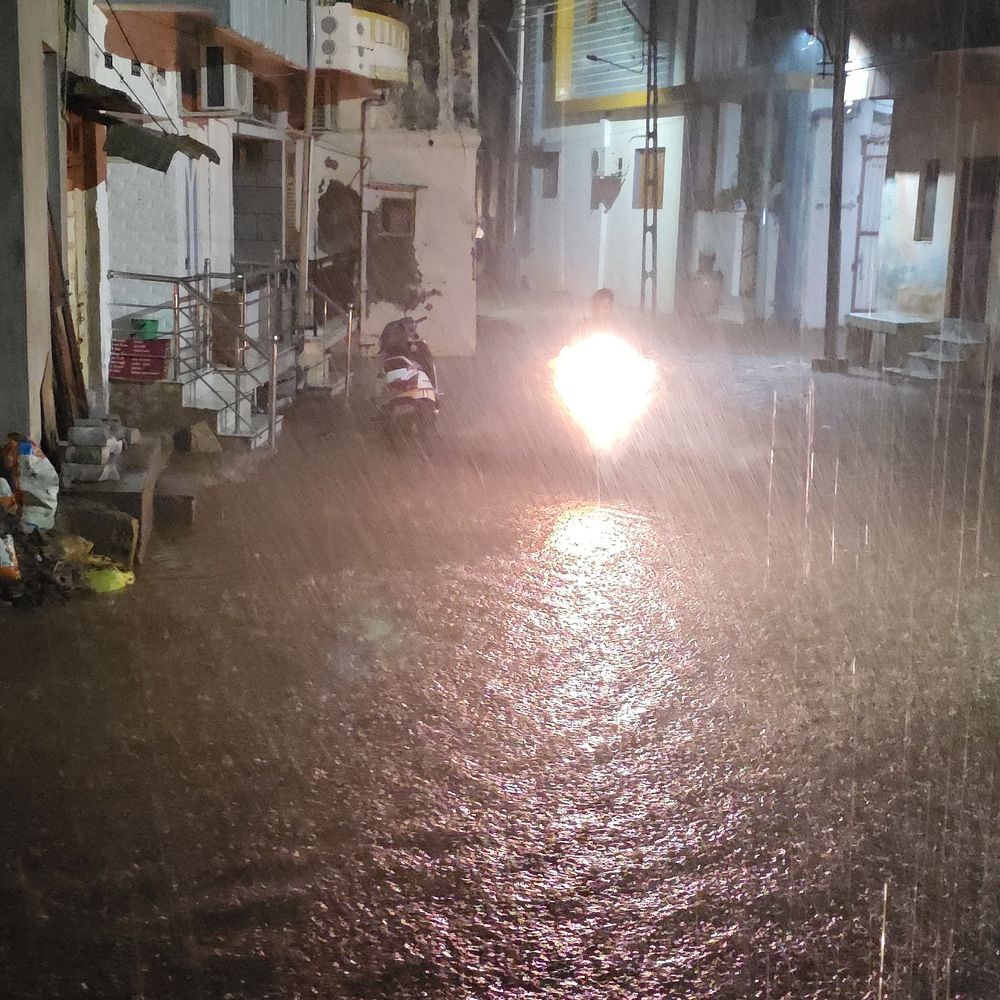 પાટણમાં અસહ્ય ગરમી બાદ ધોધમાર વરસાદ:વીજળીના કડાકા સાથે ​સિદ્ધપુર, ચાણસ્મા, સરસ્વતી સહિતના વિસ્તારોમાં વરસાદથી ખેડૂતોમાં ખુશીનો માહોલ
