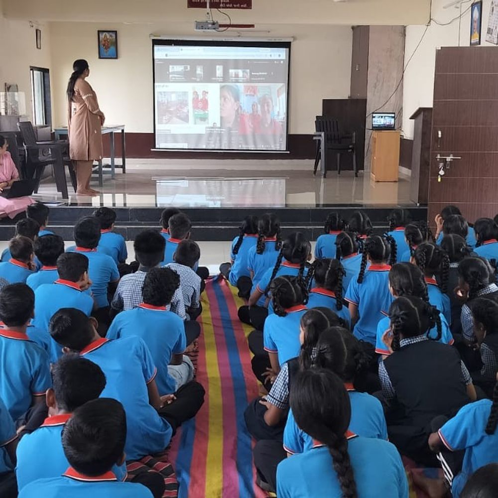 સુરતની સુમન શાળાઓમાં શિક્ષણનો નવો પ્રારંભ:IIT ગાંધીનગરના સહયોગથી 'STEM Connect' પ્રોગ્રામ હેઠળ 65,000 વિદ્યાર્થીઓ મેળવશે ઓનલાઈન સર્જનાત્મક શિક્ષણ