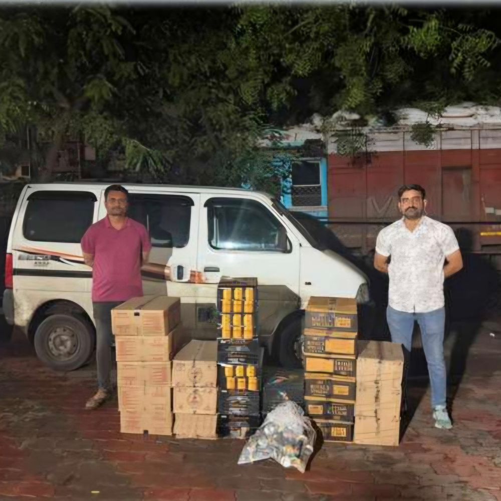ભરૂચ LCBએ ₹4.53 લાખનો દારૂ ઝડપ્યો:નર્મદા ગેટ પાસે પાર્ક ઈકો કારમાંથી જથ્થો મળ્યો, ચાલક વોન્ટેડ