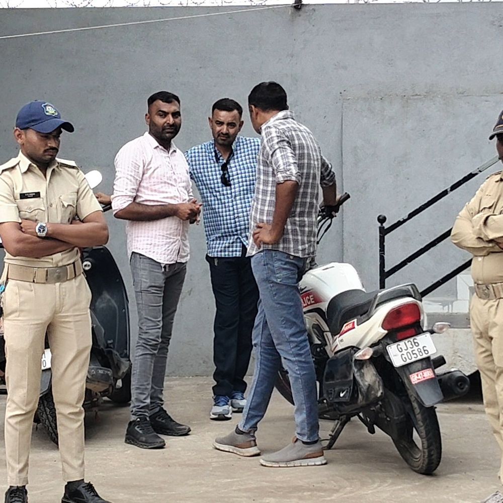હકાભા ગઢવીના ઘરે પોલીસ બંદોબસ્ત ગોઠવાયો:જેતપર ખેડૂત આંદોલન વિવાદમાં સુરક્ષા માટે પોલીસ તૈનાત