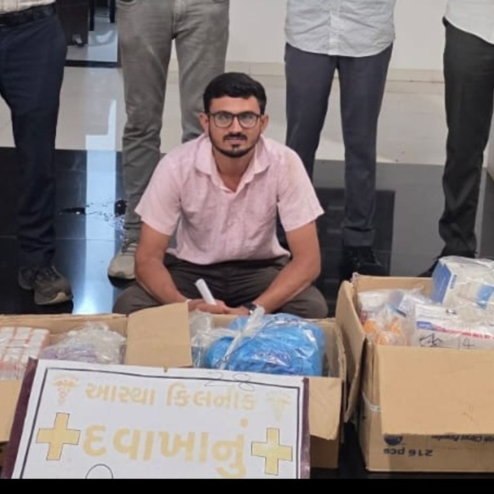 સોનગઢના ચકવાણ ગામે બોગસ ડૉક્ટર ઝડપાયો:BHMS ડિગ્રી હોવા છતાં એલોપેથિક પ્રેક્ટિસ કરતો હતો; ₹67,046 નો મુદ્દામાલ જપ્ત