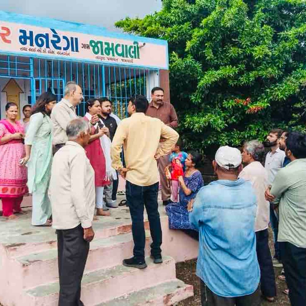 જામવાડી ગામે કલેક્ટર-DDOની મુલાકાત:શાળા-આંગણવાડી સહિત વિકાસ કાર્યોની સમીક્ષા કરી