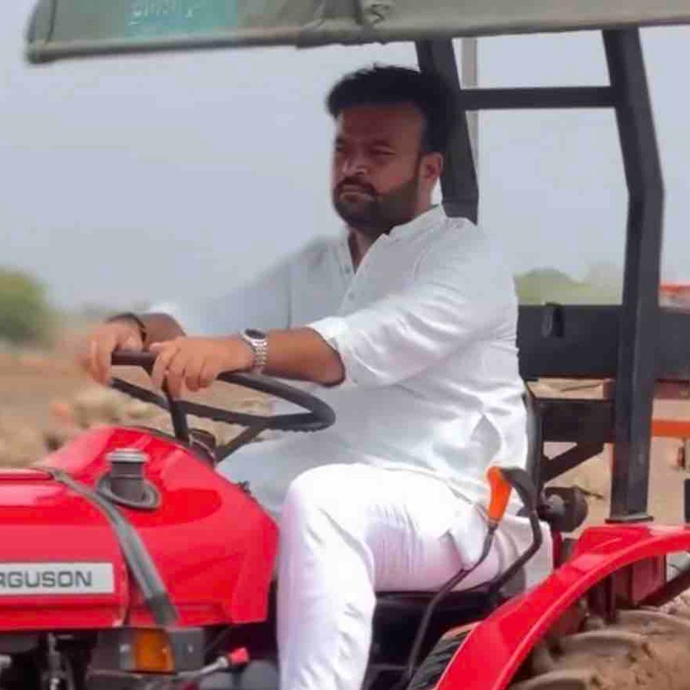 ધારાસભ્ય હેમંત ખાવાએ ખેતરમાં વાવણી કરી:ચોમાસાની શરૂઆત સાથે ખેડૂત તરીકેની ઓળખ જાળવી