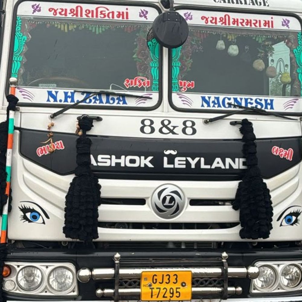 બોટાદ ખાણખનીજ વિભાગની ગેરકાયદેસર ખનીજ વહન સામે કાર્યવાહી:ખાણ-ખનીજ વિભાગે 5 ડમ્પર જપ્ત કર્યા, ₹2 કરોડનો મુદ્દામાલ સીઝ