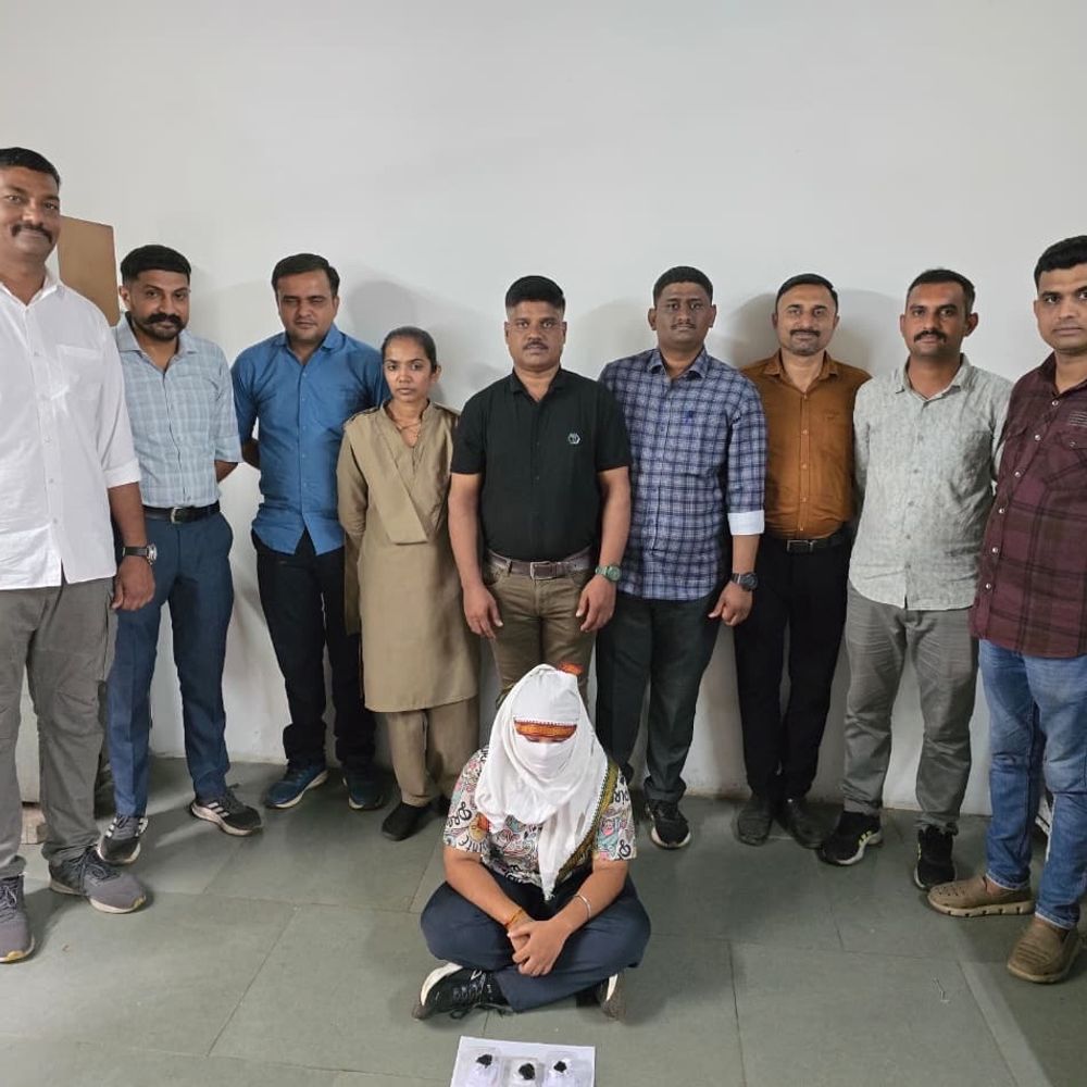 વડોદરા LCBએ મહિલા ચોરને ઝડપી પાડી:ઇન્દોર એક્સપ્રેસ ટ્રેનમાંથી મુસાફરના સોનાના દાગીના ભરેલા પર્સની ચોરી, 8 લાખના મુદ્દામાલ સાથે સુરતની મહિલા ઝડપાઈ
