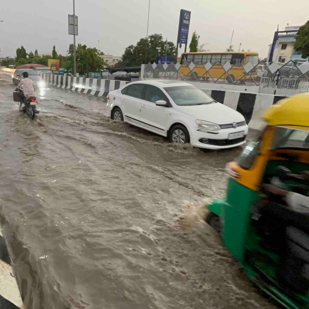 પાલનપુરમાં સામાન્ય વરસાદથી NH-27 પર પાણી ભરાયા:પાલનપુર-આબુ નેશનલ હાઇવે પર થ્રિ એલિવેટેડ બ્રિજ નજીક વાહનચાલકોને હાલાકી, વાહનોની અવરજવર ધીમી પડી