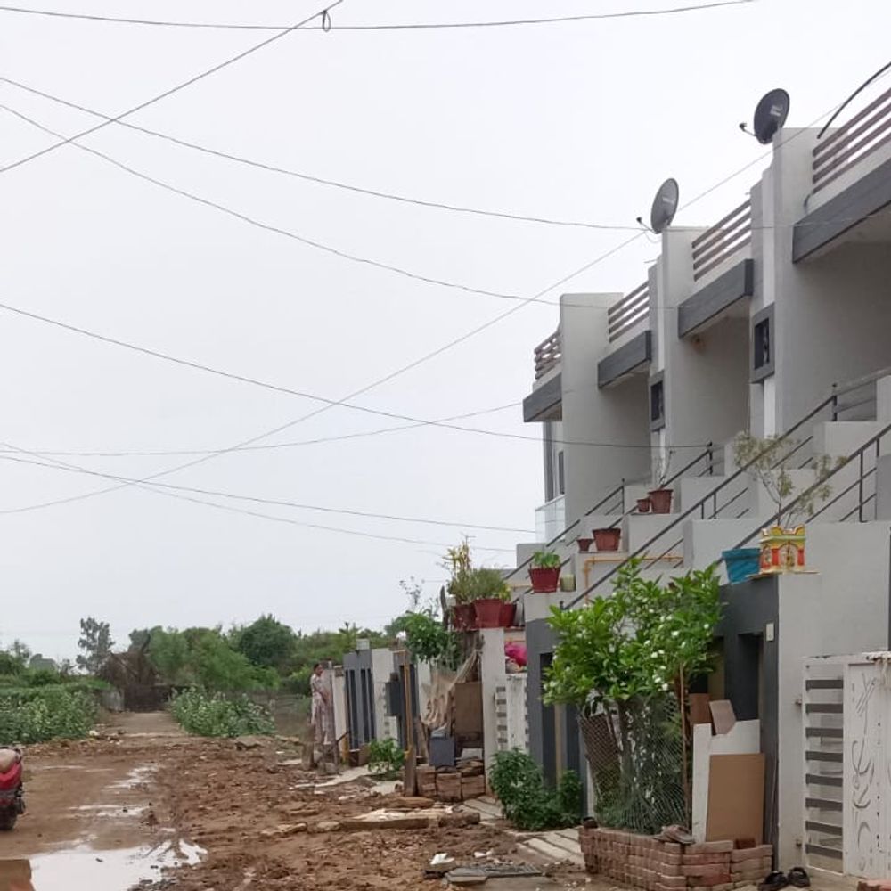 જૂનાગઢના મધુરમ વિસ્તારમાં રોડના અભાવે મહિલાઓ મનપા પહોંચી
