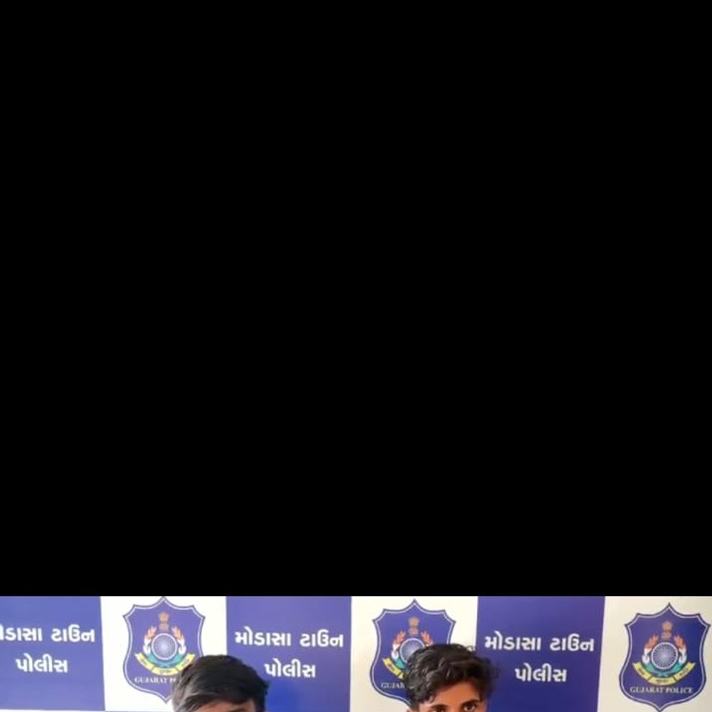કાર્યવાહી:મોડાસામાં પોલીસ જીપમાં 3 યુવકોએ રીલ્સ બનાવતાં પોલીસે માફી મંગાવી