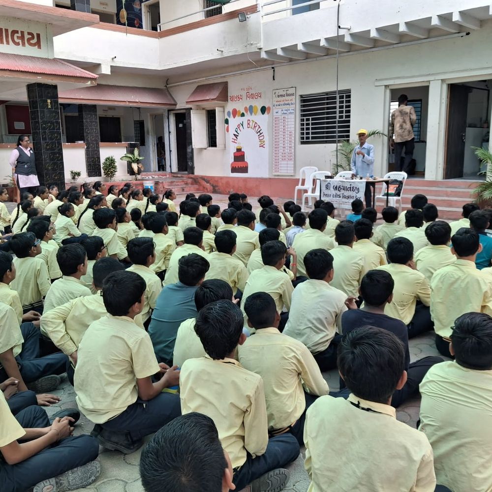 અંધશ્રદ્ધા નહીં, વિજ્ઞાનમાં વિશ્વાસ રાખો: પોરબંદરની ચાણક્ય વિદ્યાલયમાં જીવંત પ્રયોગોથી સંદેશ