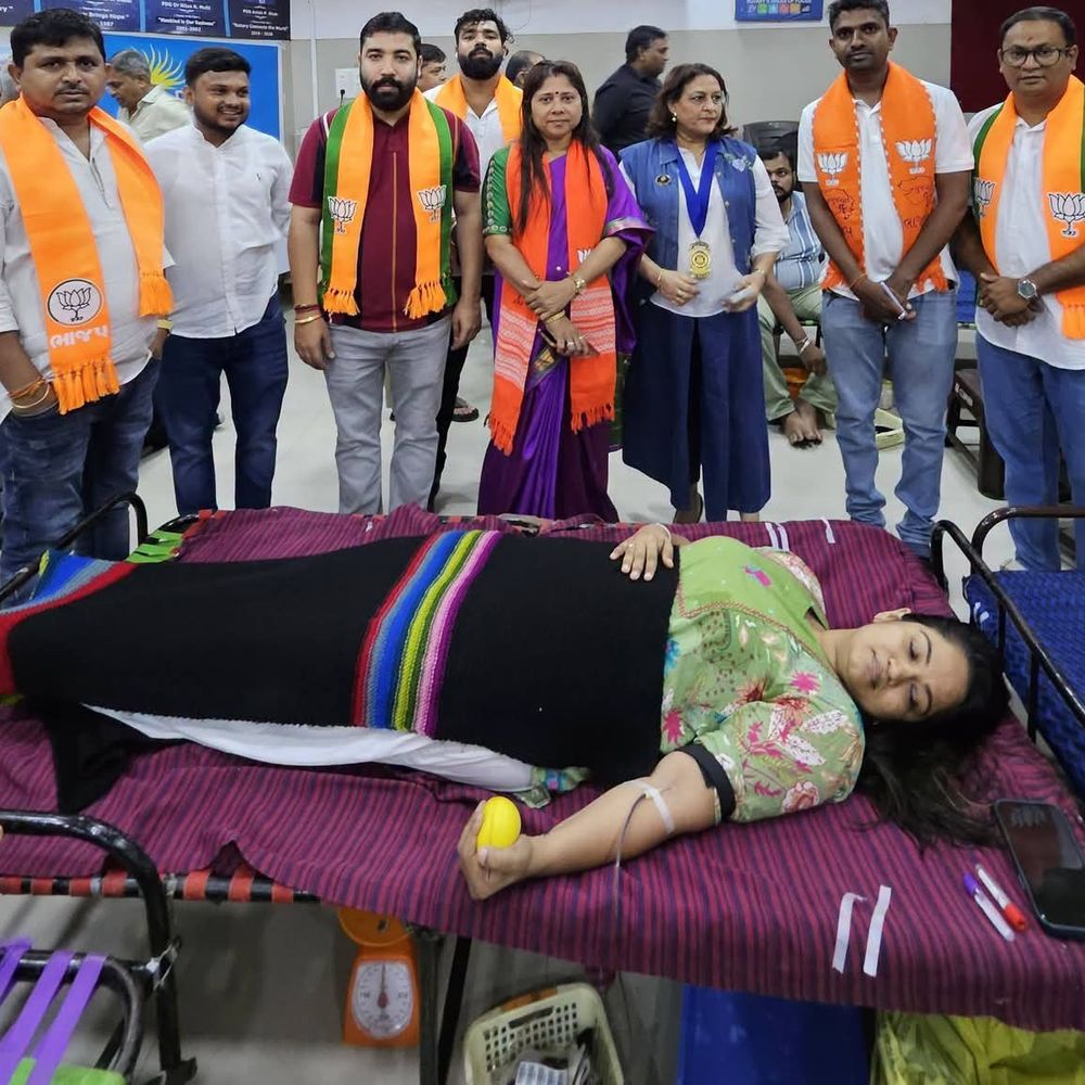 ભાજપ યુવા મોરચા વલસાડે રક્તદાન શિબિરો યોજી:ડૉ. શ્યામા પ્રસાદ મુખર્જીની 125મી જન્મજયંતિ નિમિત્તે રક્તદાન શિબિરોનું આયોજન