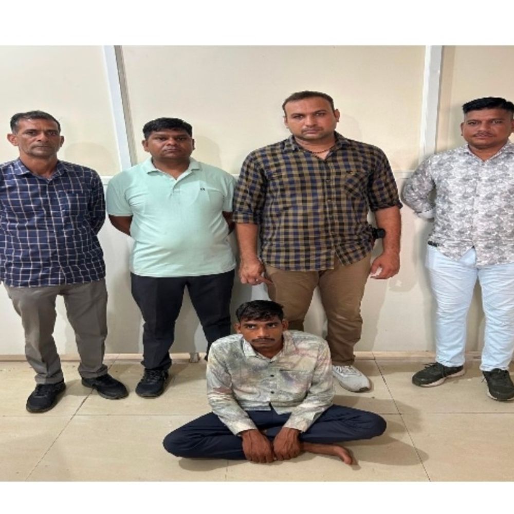 7 વર્ષથી ફરાર ઘરફોડ ચોરીનો આરોપી ઝડપાયો:દાહોદ SOGએ ગાંધીનગર સહિત 9 ગુનાના વોન્ટેડને ગરબાડાથી પકડ્યો
