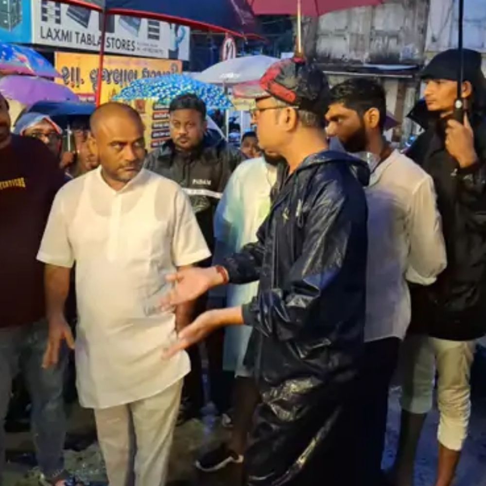 ગંગલીખાડીનું ભૂત ધૂણ્યું:વલસાડ MG રોડ પર પાણી ભરાતા વેપારીઓનો પાલિકા સામે આક્રોશ